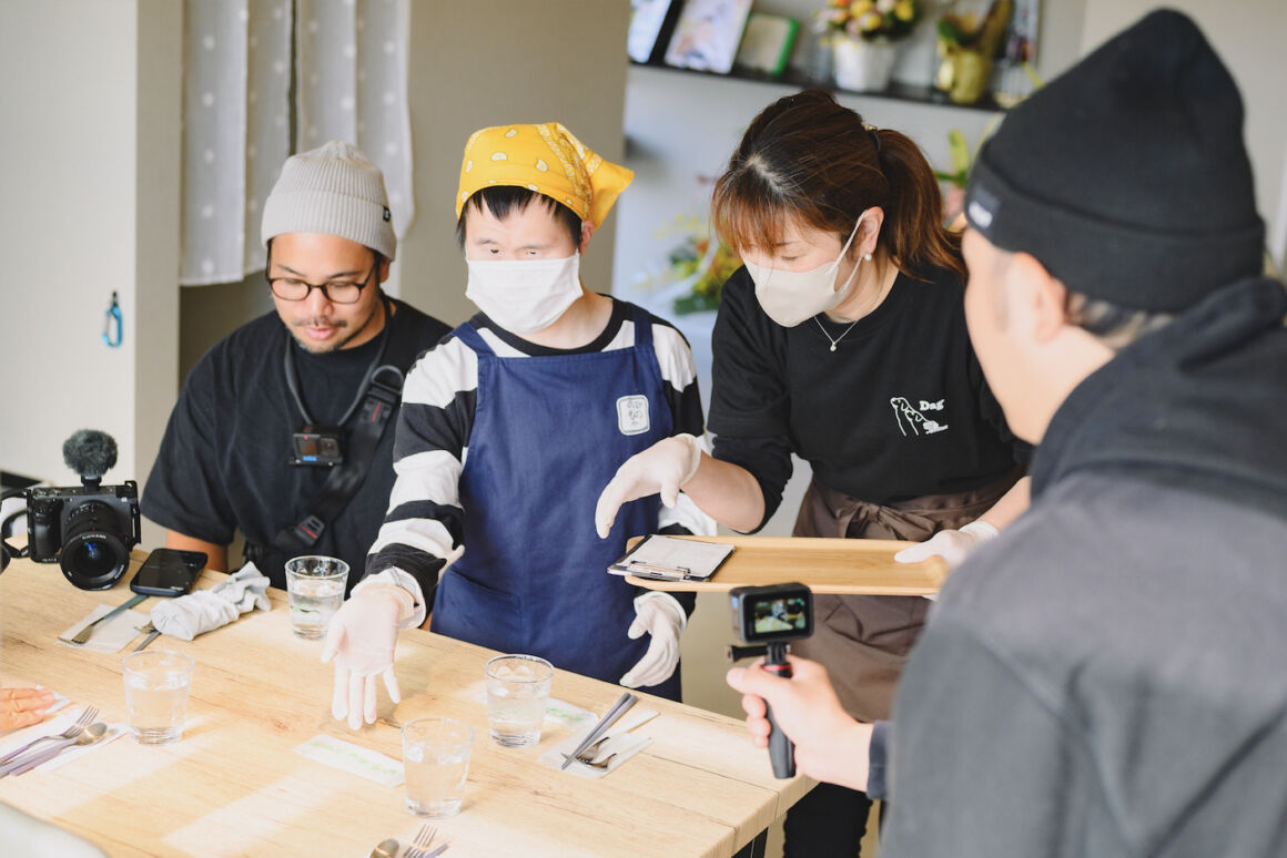 障がい者接客風景画像