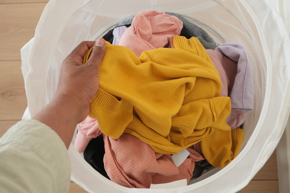 【知ってた?】毎年51万トンの服が燃えている!もう迷わない、エシカルな服の「手放し方」新常識と、あなたのクローゼットの寿命を延ばす方法_捨てられる服