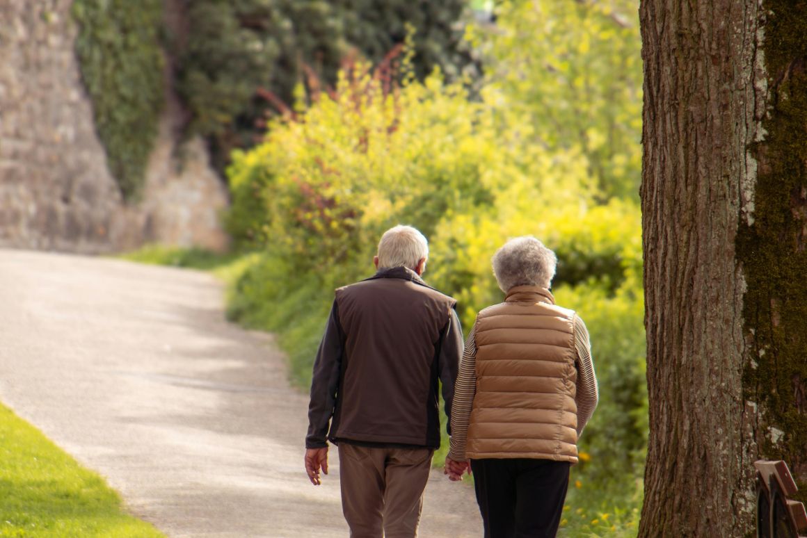肌に優しく海も喜ぶ選択を。暮らしに溶け込む隠れプラスチックから卒業する心地よい新習慣_老夫婦