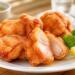 米粉の揚げ物で作るサクサクなから揚げを盛り付けたお皿