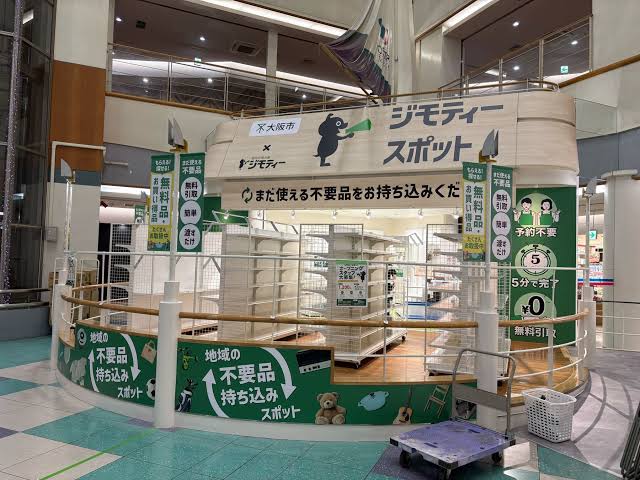 ジモティースポットの店舗入口で地域住民が予約不要で手軽に不用品をリユースに出せる実際の風景